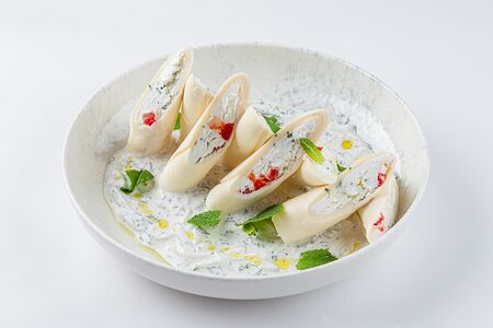 Рулетики из сыра с соусом из мацони