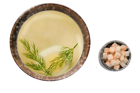 Бульон куриный с яйцом и гренками
