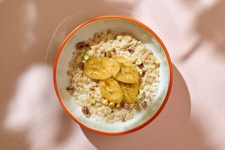 Овсяная каша с карамелизированным бананом и фисташкой
