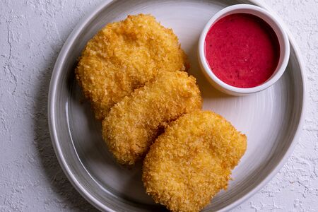 Сыр сулугуни в панировке с брусничным соусом 