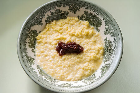 Пшенная каша с земляничным вареньем