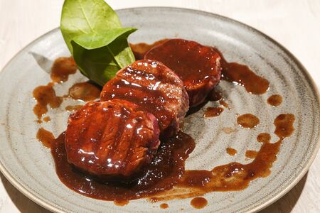 Медальоны из говядины с соусом демиглас