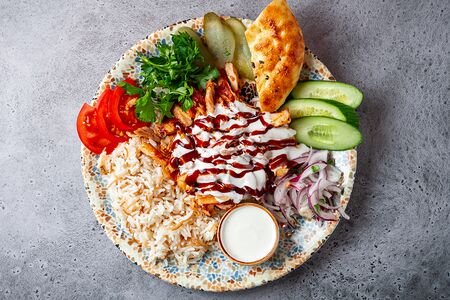 Дёнер на тарелке с курицей