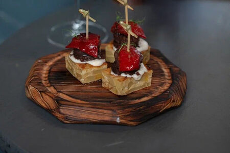 Тапас на тортилье с морсильей и перцем пикильо