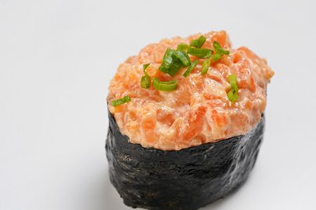 Гункан Копчёный лосось спайси