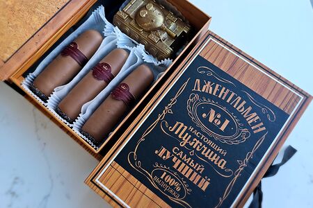 Подарочный набор шоколадных сигар и шоколадная конфета.