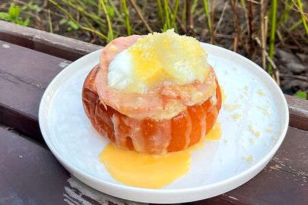 Яйцо Бенедикт с ветчиной и сыром