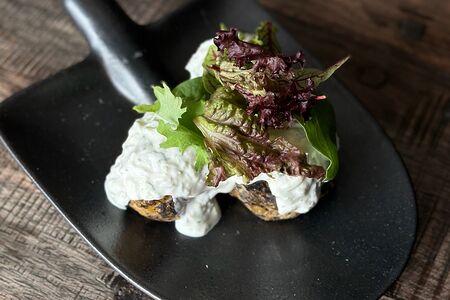 Печеный картофель и соус дзадзики