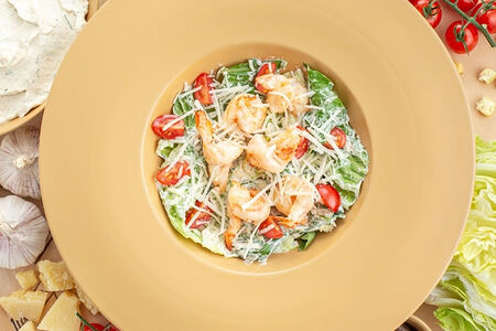 Салат Цезарь с креветками