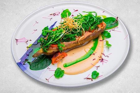 Баклажан с запеченными томатами, пастой из красной фасоли и соусом