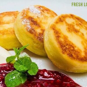 Сырники с клюквенным джемом