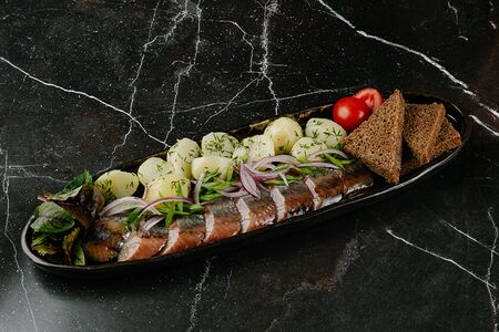 Сельдь с ароматным картофелем