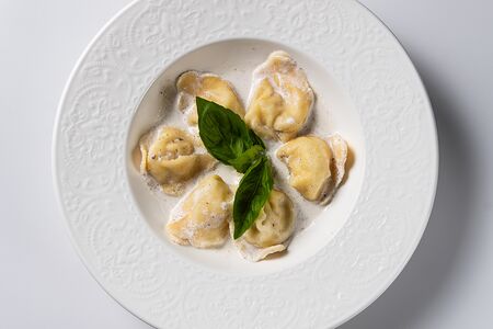 Равиоли с курицей в сливочном соусе