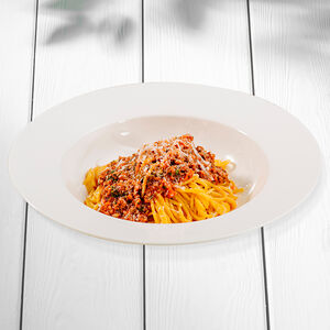 Болоньезе с мясным рагу и томатным соусом