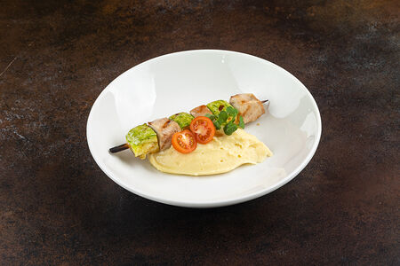 Шашлычок куриный с кабачком и картофельным пюре