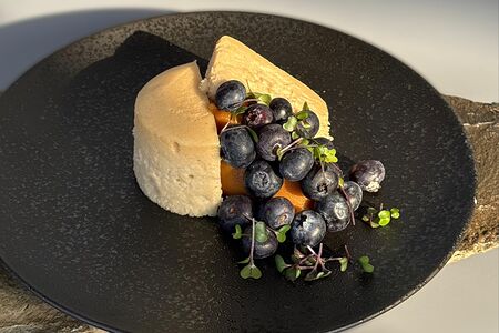 Чизкейк с карамелью и голубикой 