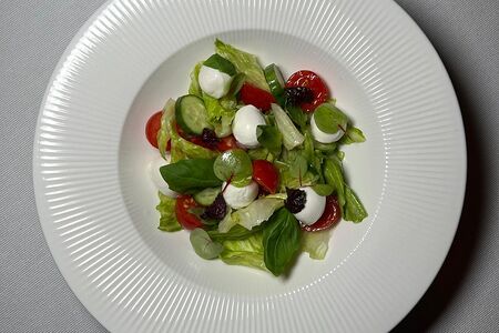 Овощной салат с мини-моцареллой