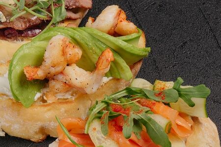 Брускетта с креветкой и авокадо