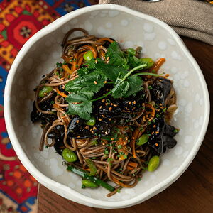 Гречневая лапша с овощами и древесными грибами