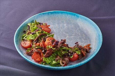 Салат с говядиной и вялеными томатами