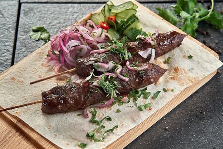 Люля-кебаб из баранины и говядины с томатным соусом