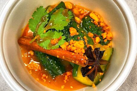 Битые огурцы с бульоном 