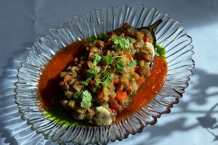 Запеченный баклажан с болгарским перцем, моцареллой в соусе 