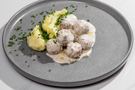 Фрикадельки в грибном соусе