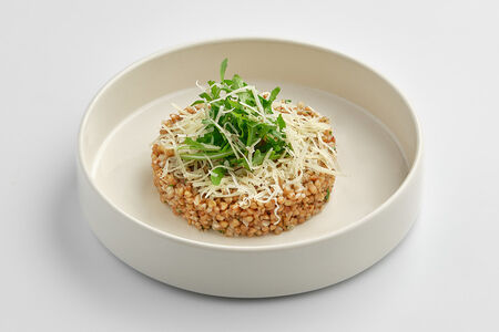 Греча с сыром пармезан и руколой