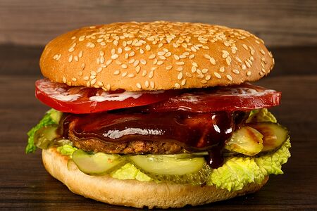 Бургер с говяжьей котлетой