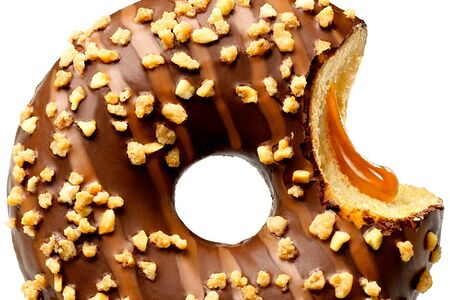 Донат с орехом и дробленым арахисом