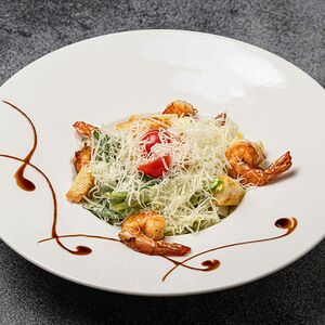 Салат Цезарь с креветками