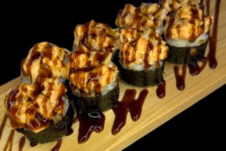 Запеченный ролл с лососем и кальмаром