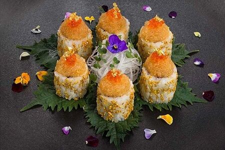 Ролл из о-торо, лакедры, тунца блюфин, икрой щуки с соусом юдзу