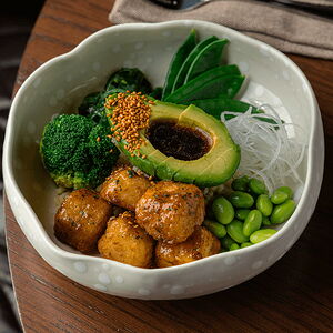 Боул с тофу, булгуром и авокадо