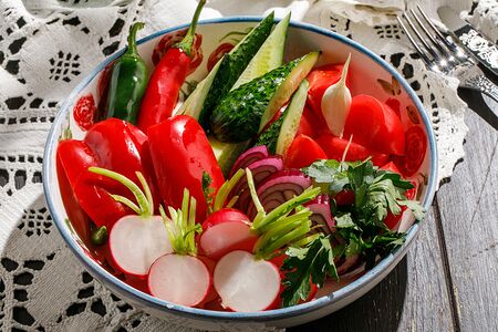 Свежие овощи с зеленью