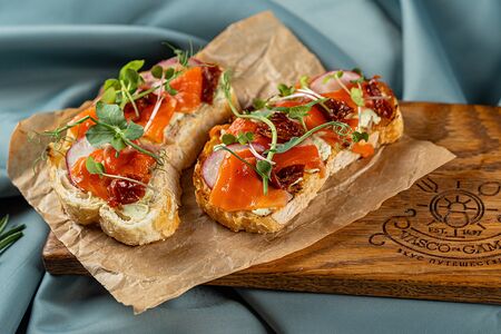 Итальянские брускетты с форелью