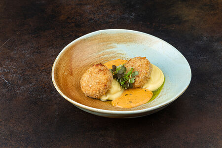 Крабовые котлетки с карт-ым пюре и соусом из мидий