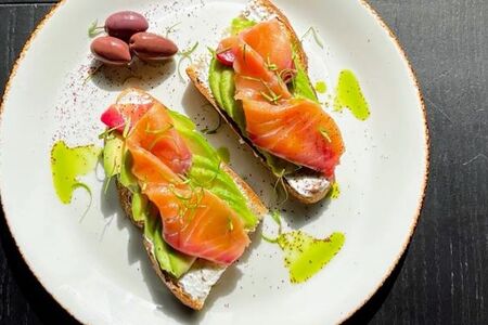 Брускетта с гравлаксом из лосося и крем фета