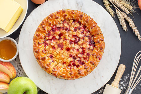 Пирог дрожжевой с яблоком и брусникой 