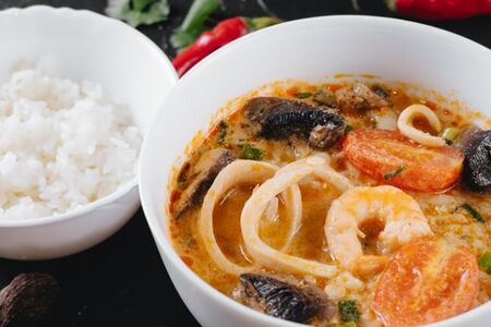 Том ям с морепродуктами