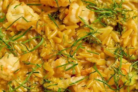 Орзо с креветками и брокколи