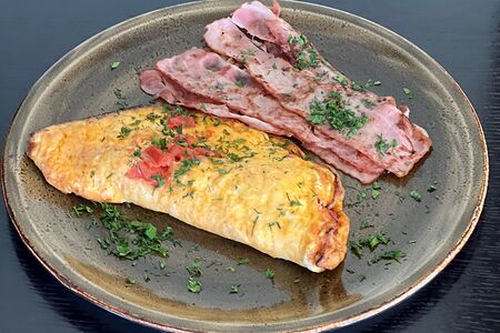 Омлет с томатами, беконом и зеленью