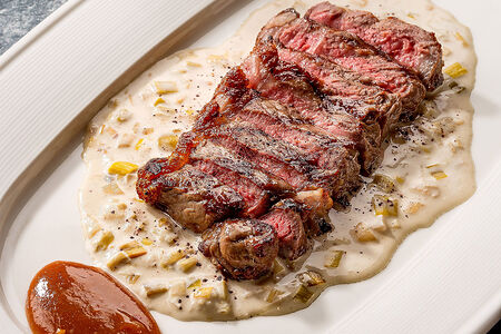 Стриплойн с рагу из лука порей