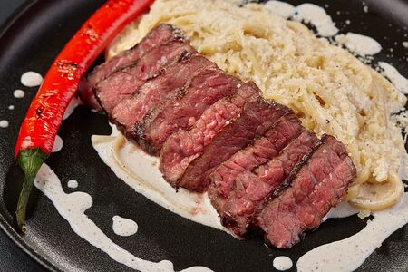 Стейк с пастой в перечном соусе