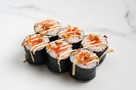 Малый ролл с копчёным лососем и соусом спайси, лук фри №59