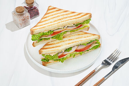 Сэндвич с куриной ветчиной и сыром