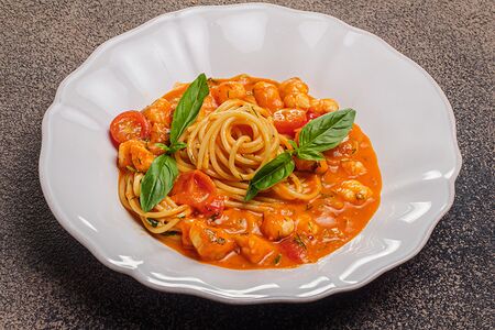 Паста с креветкой в соусе из печеных овощей 
