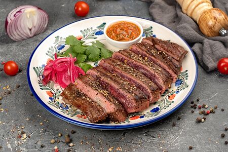 Стейк мясника в пряных специях