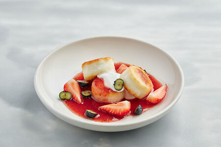 Сырники с ягодами и йогуртом